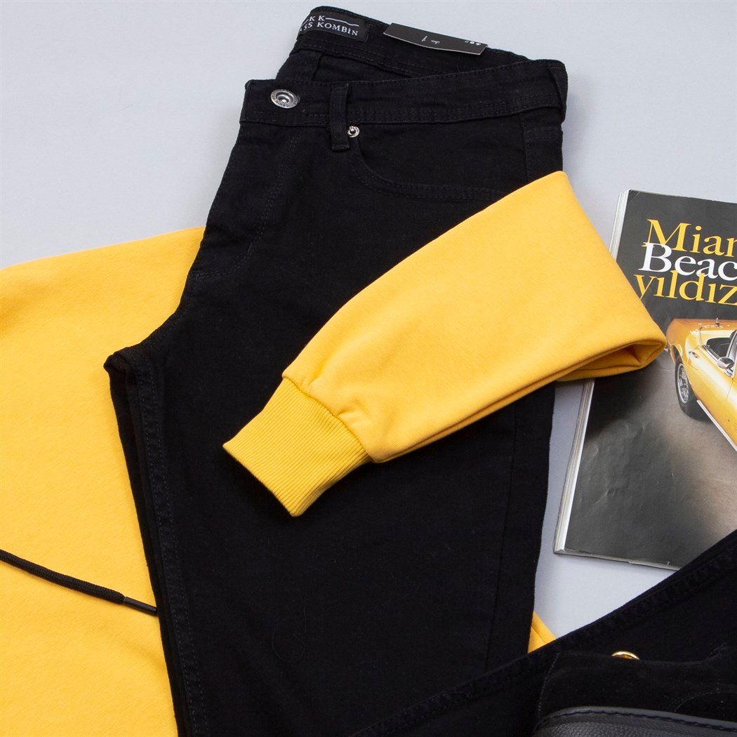 Sarı Kapşonlu Sweat Pantolon Ayakkabı Kombin