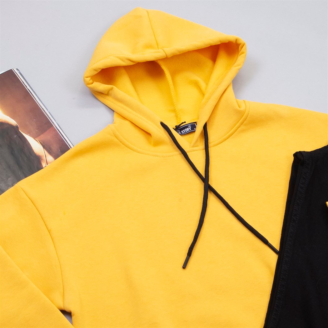 Sarı Kapşonlu Sweat Pantolon Ayakkabı Kombin