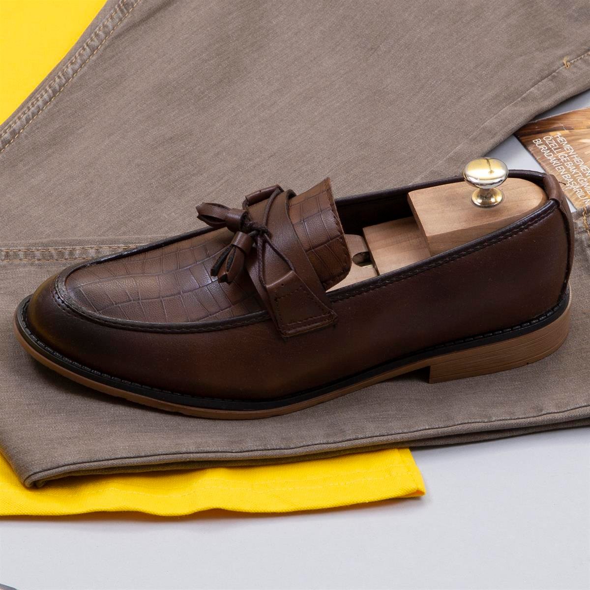 Sarı Polo Yaka Tişört Pantolon Ayakkabı Kombin