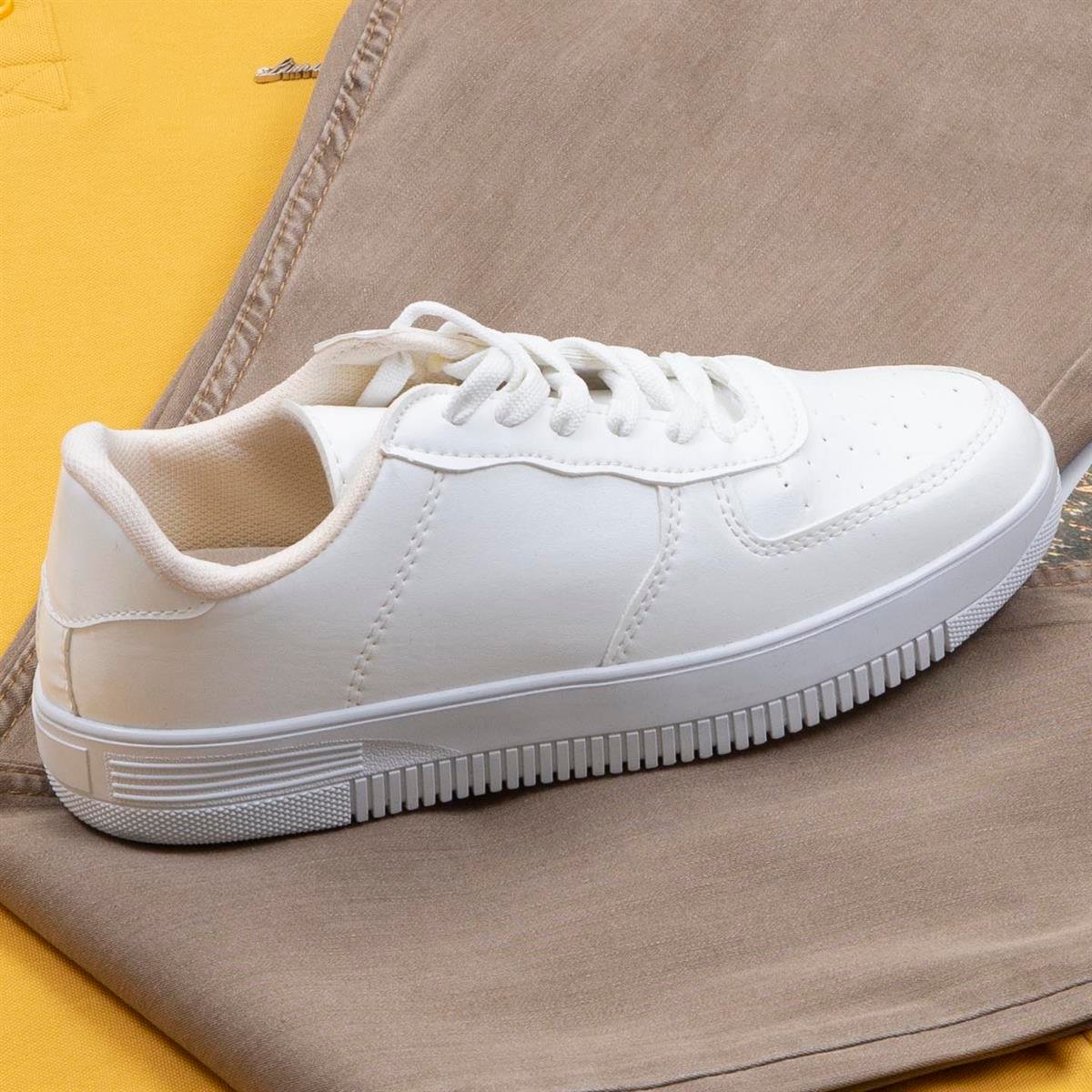 Sarı Polo Yaka Tişört Pantolon Ayakkabı Kombin