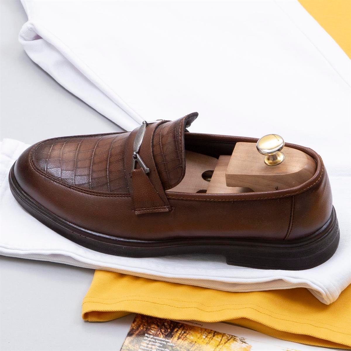 Sarı Polo Yaka Tişört Pantolon Ayakkabı Kombin