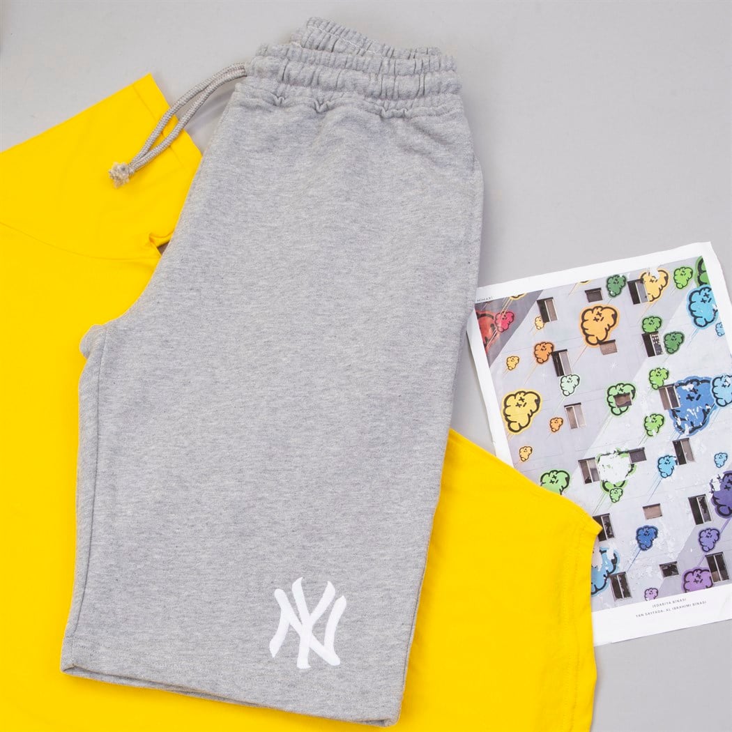 Sarı Tişört Gri Penye Şort Kombin