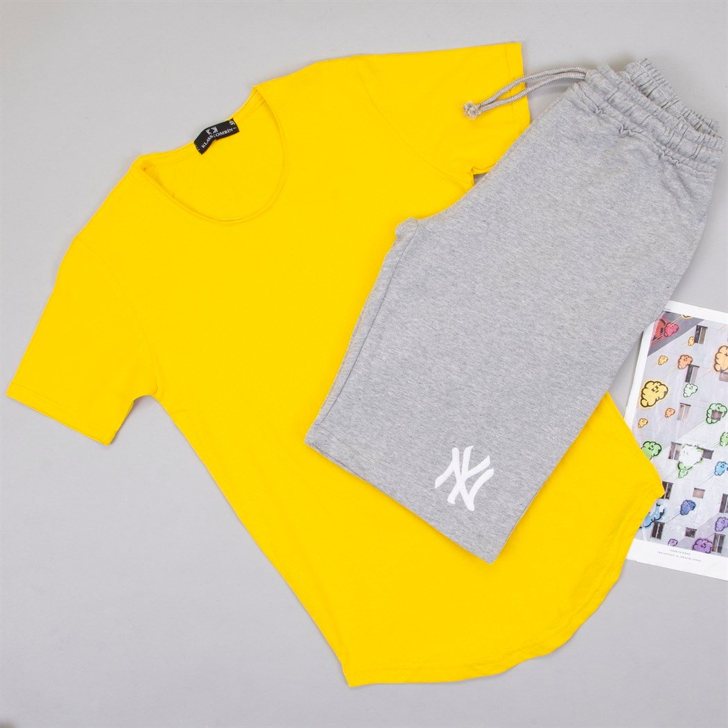 Sarı Tişört Gri Penye Şort Kombin