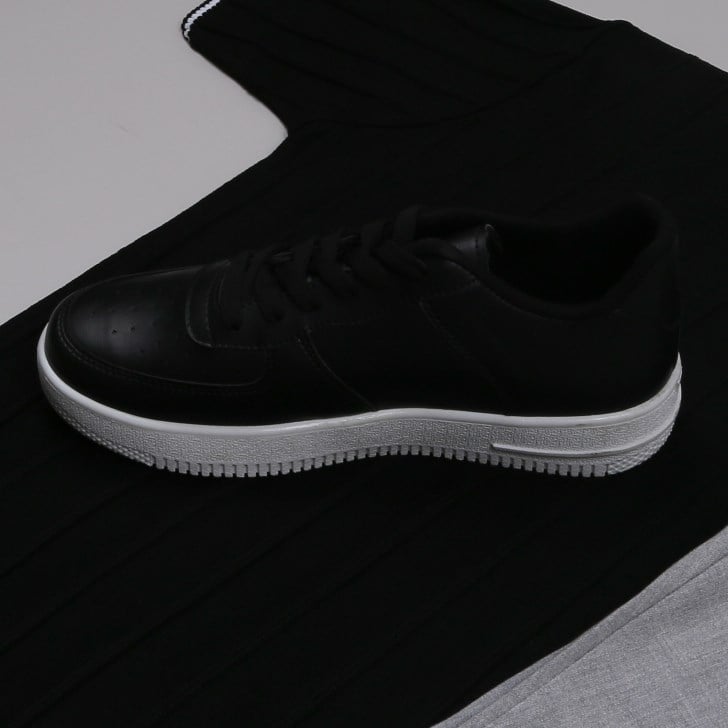 siyah bisiklet yaka Triko Polo Yaka Tişört gri kumaş  pantolon  ayakkabı Kombin