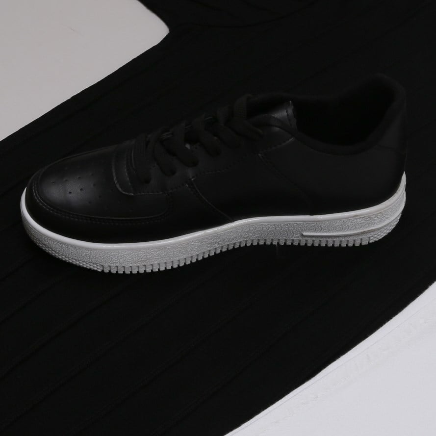 siyah bisiklet yaka Triko Polo Yaka Tişört  pantolon  ayakkabı Kombin