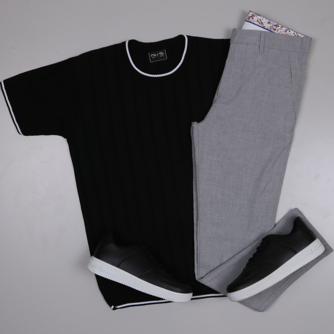 siyah bisiklet yaka Triko Polo Yaka Tişört gri kumaş  pantolon  ayakkabı Kombin