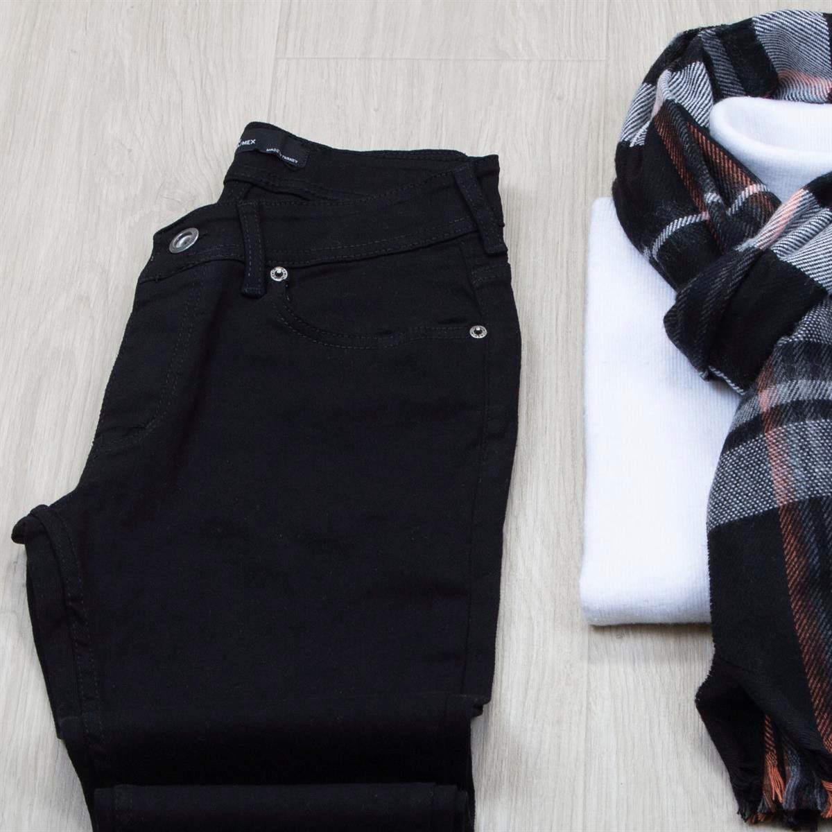 Siyah Blazer Ceket Boğazlı Body Pantolon Bot Kombin