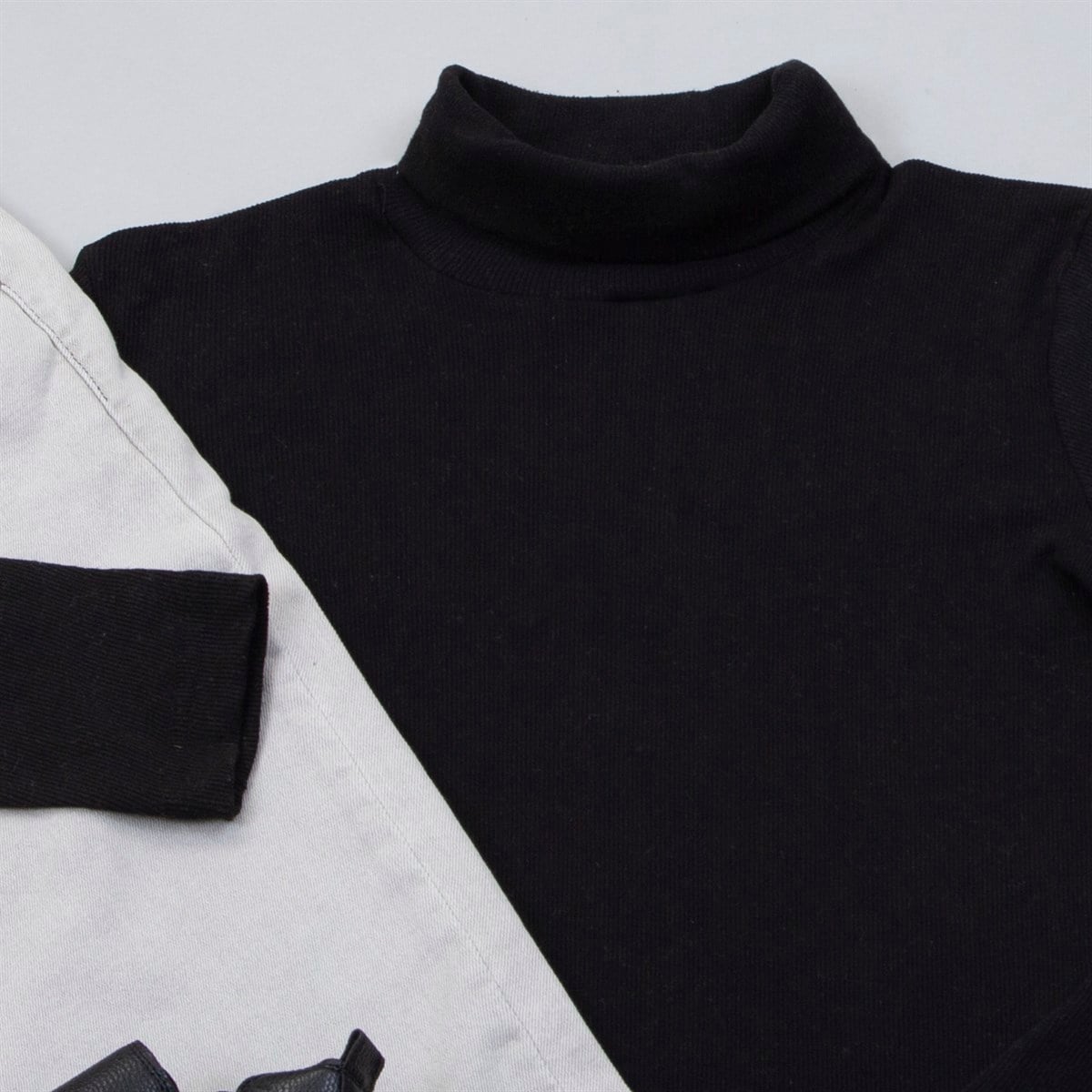 Siyah Boğazlı Kazak Pantolon Bot Kombin