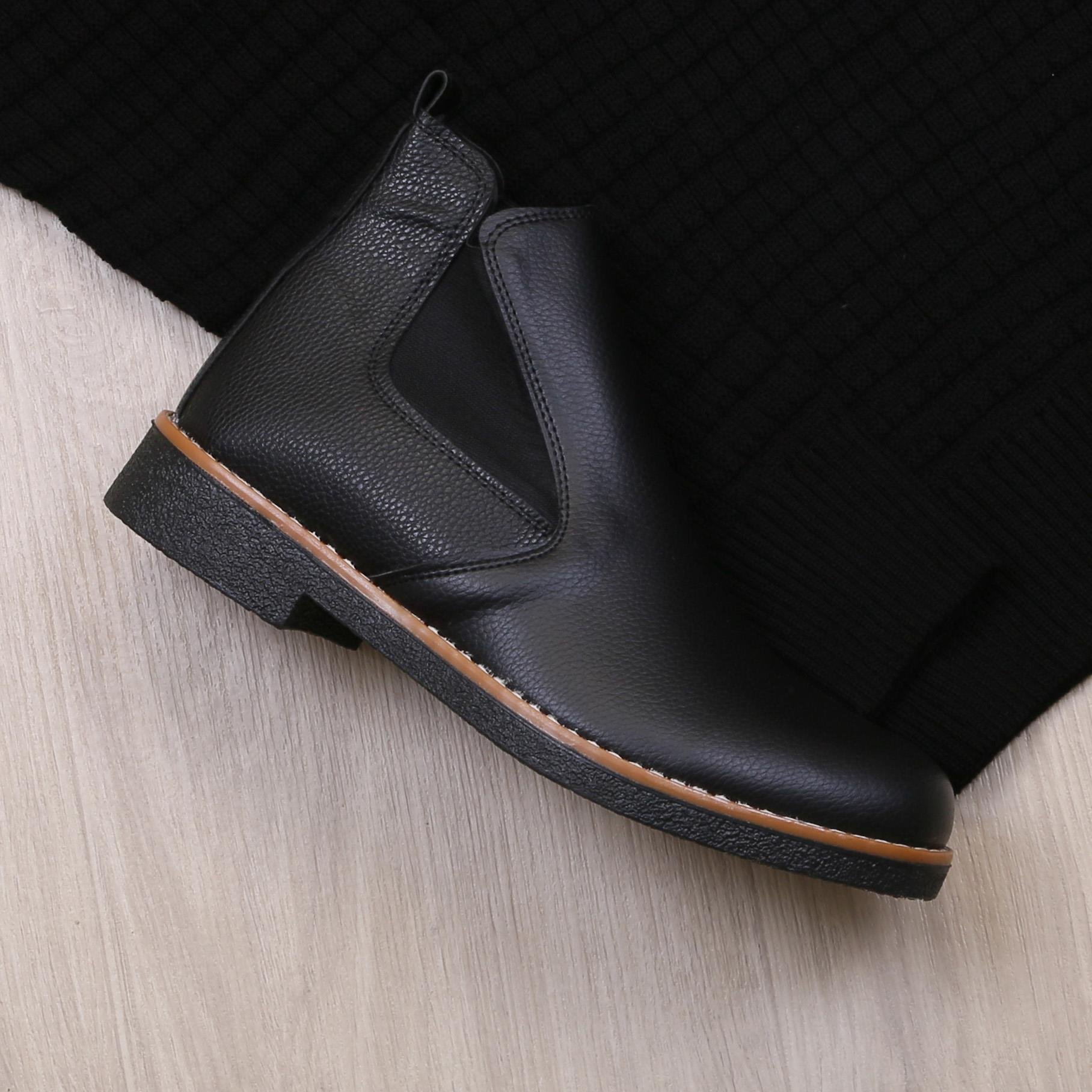 Siyah Boğazlı Triko Kazak Pantolon Bot Kombin