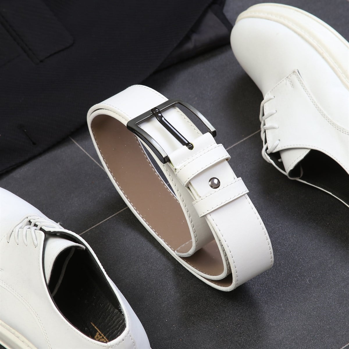 Siyah Ceket Beyaz Gömlek Pantolon Ayakkabı Kombini