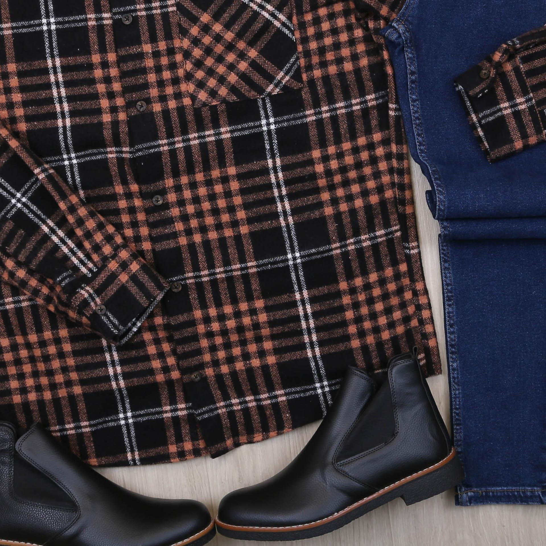 Siyah Çizgili Ekose Gömlek Bot Lacivert Kot Pantolon Kombin