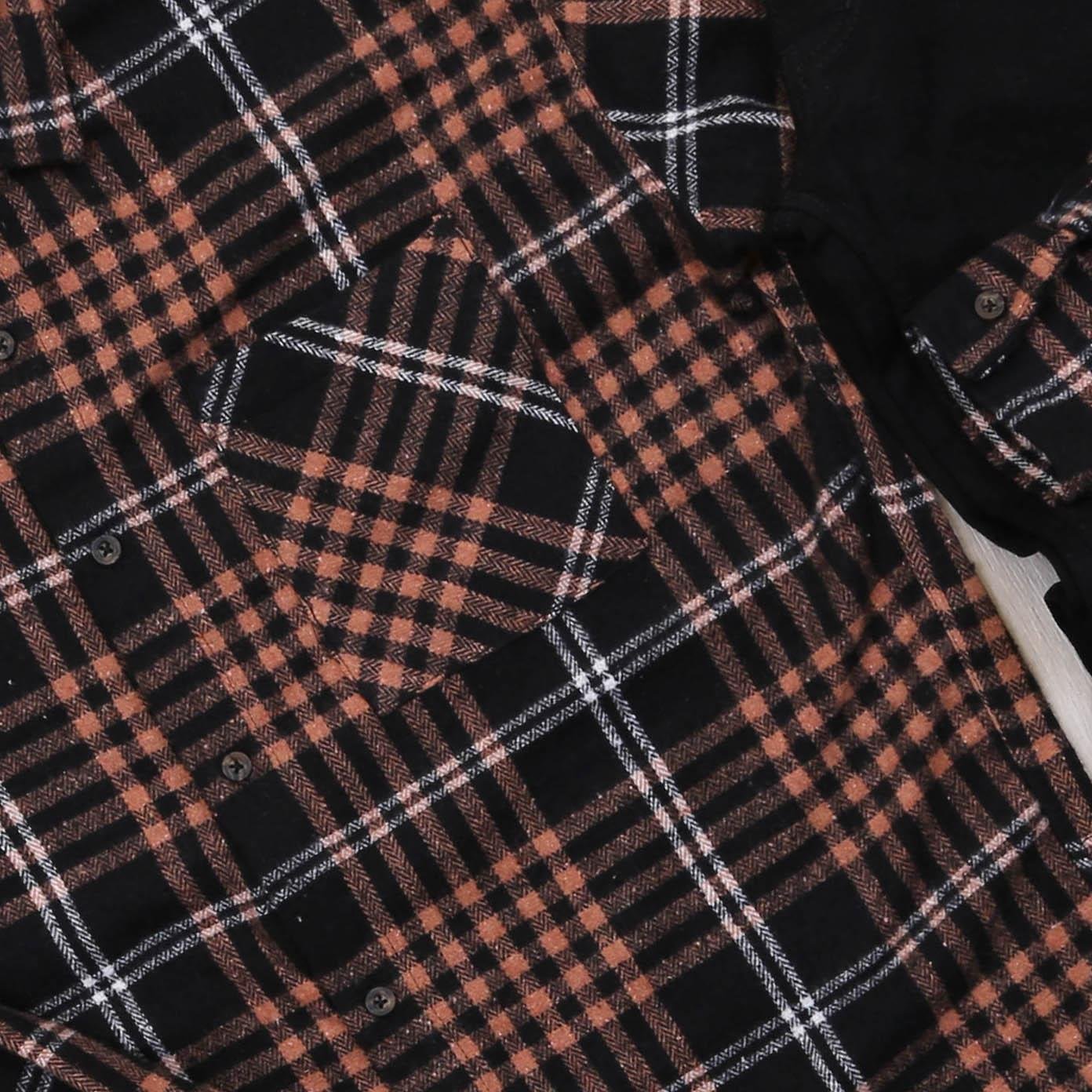 Siyah Çizgili Ekose Gömlek Taba Bot Siyah Kot Pantolon Kombin