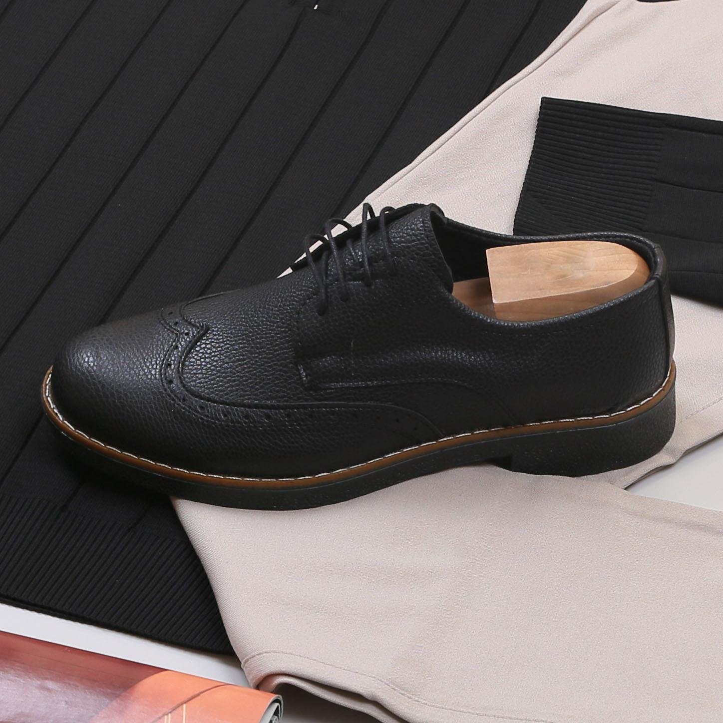 Siyah Çizgili Triko Polo Yaka Pantolon Ayakkabı Kombin