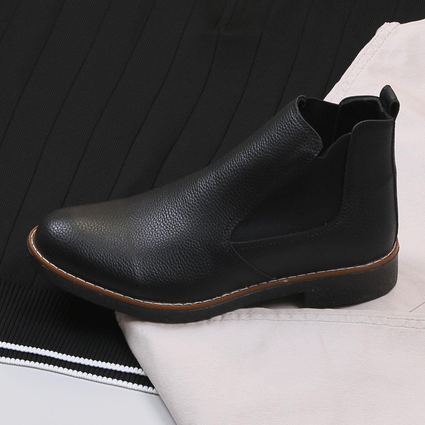 Siyah Çizgili Triko Polo Yaka Pantolon Bot Kombin