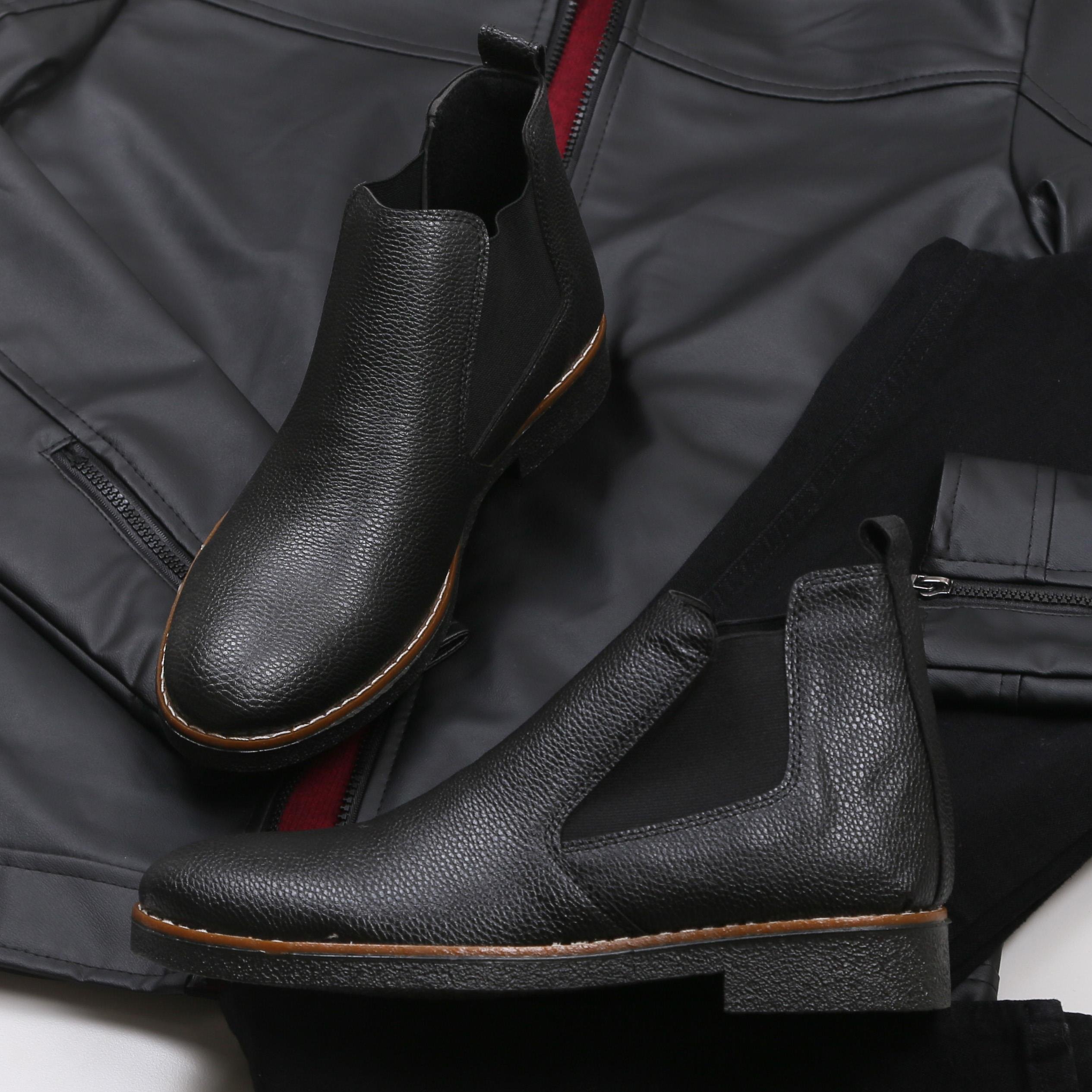 Siyah Deri Ceket Kazak Pantolon Bot Kombin