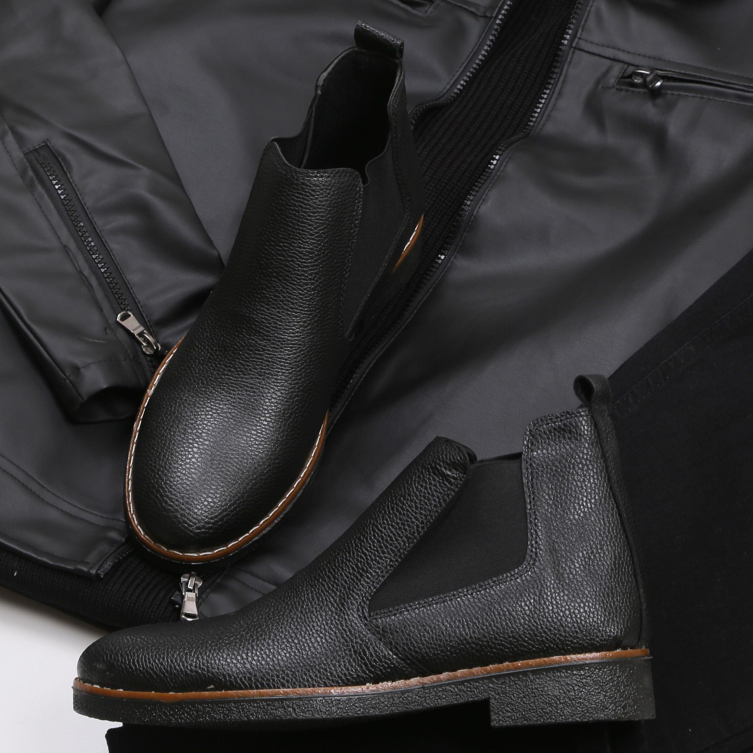 Siyah Deri Kapşonlu Ceket Kazak Pantolon Bot Kombin