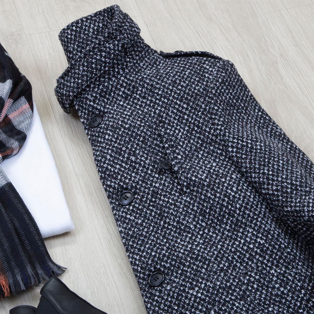 Siyah Desenli Kaşe Kaban Boğazlı Body Pantolon Bot Kombin