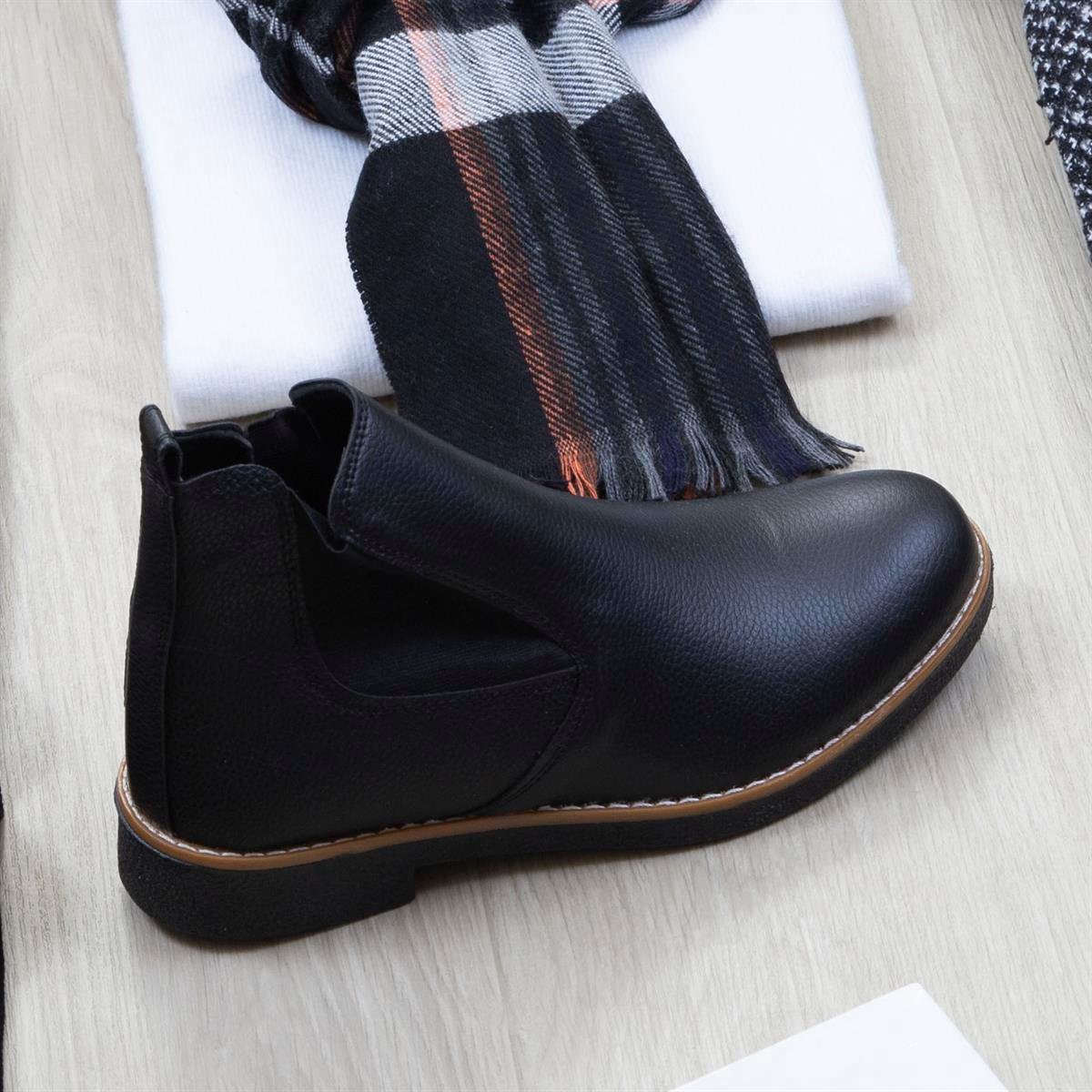 Siyah Desenli Kaşe Kaban Boğazlı Body Pantolon Bot Kombin