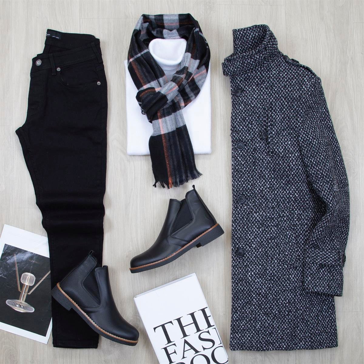 Siyah Desenli Kaşe Kaban Boğazlı Body Pantolon Bot Kombin