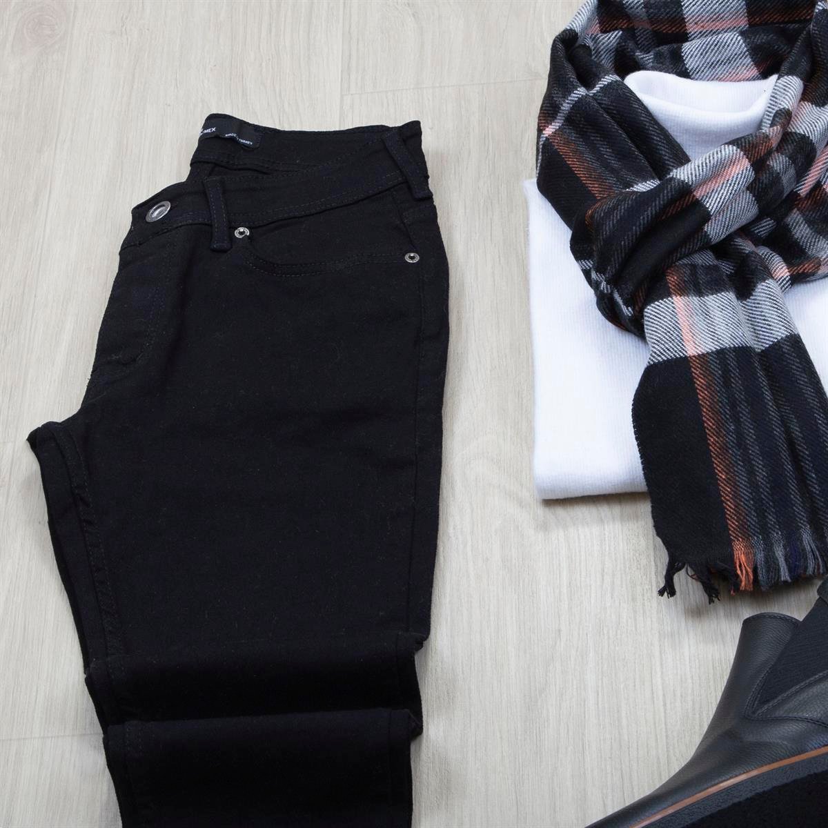 Siyah Desenli Kaşe Kaban Boğazlı Body Pantolon Bot Kombin