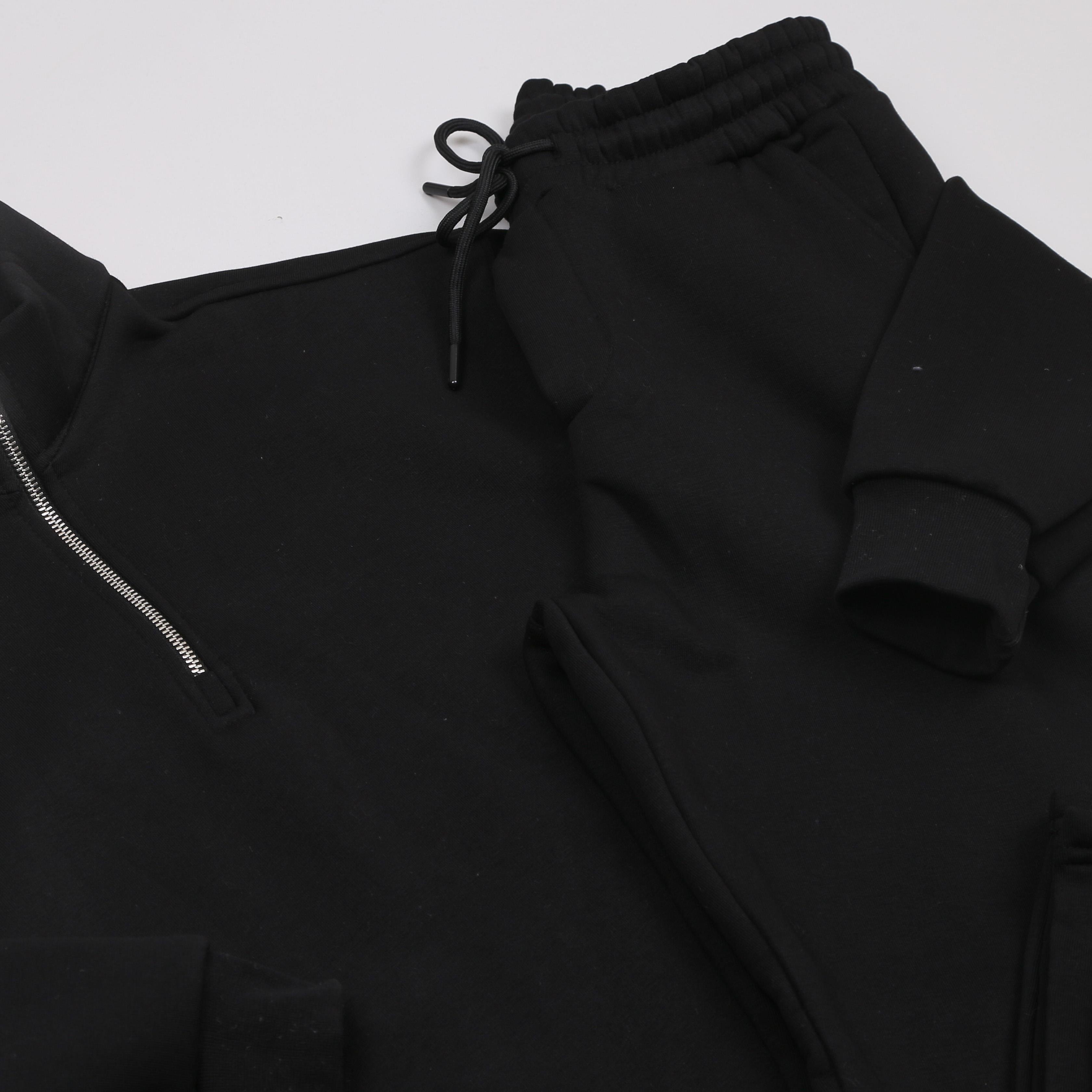 Siyah Dik Yaka Fermuarlı Sweatshirt Eşofman Altı Ayakkabı Kombini