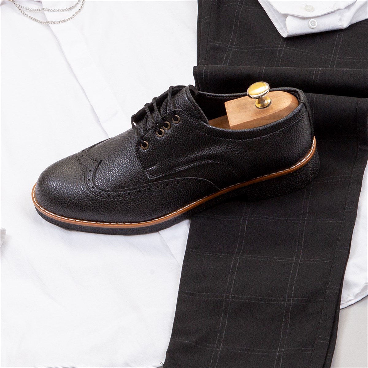 Siyah Ekose Pantolon Beyaz Gömlek Ayakkabı Kombin