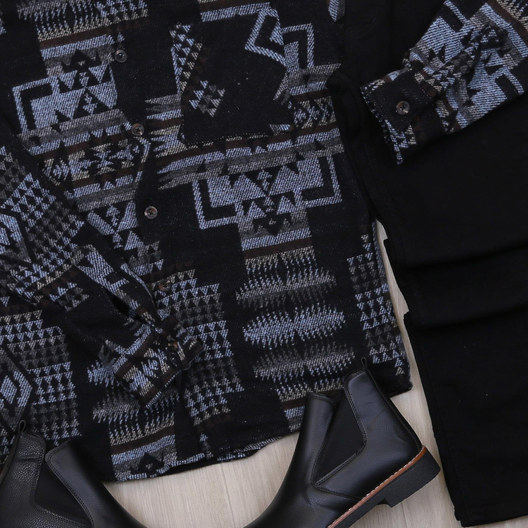 Siyah Etnik Desenli Gömlek Bot Siyah Kot Pantolon Kombin