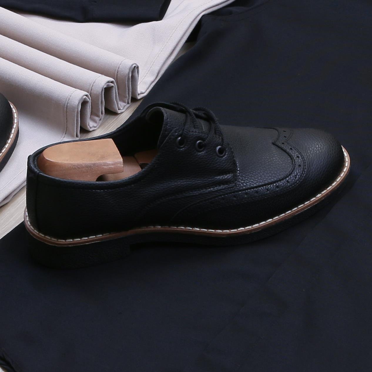 Siyah Gömlek Bej Pantolon Ayakkabı Kombin