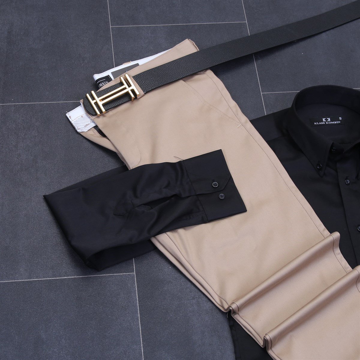 Siyah Gömlek Bej Pantolon Tokalı Ayakkabı Kombini