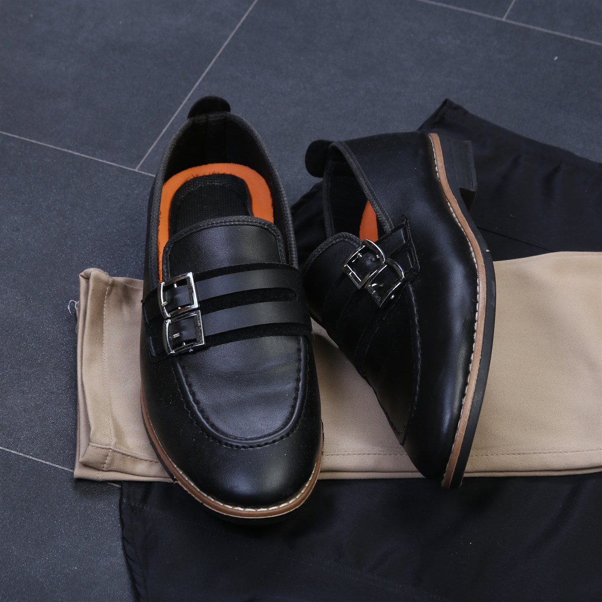 Siyah Gömlek Bej Pantolon Tokalı Ayakkabı Kombini