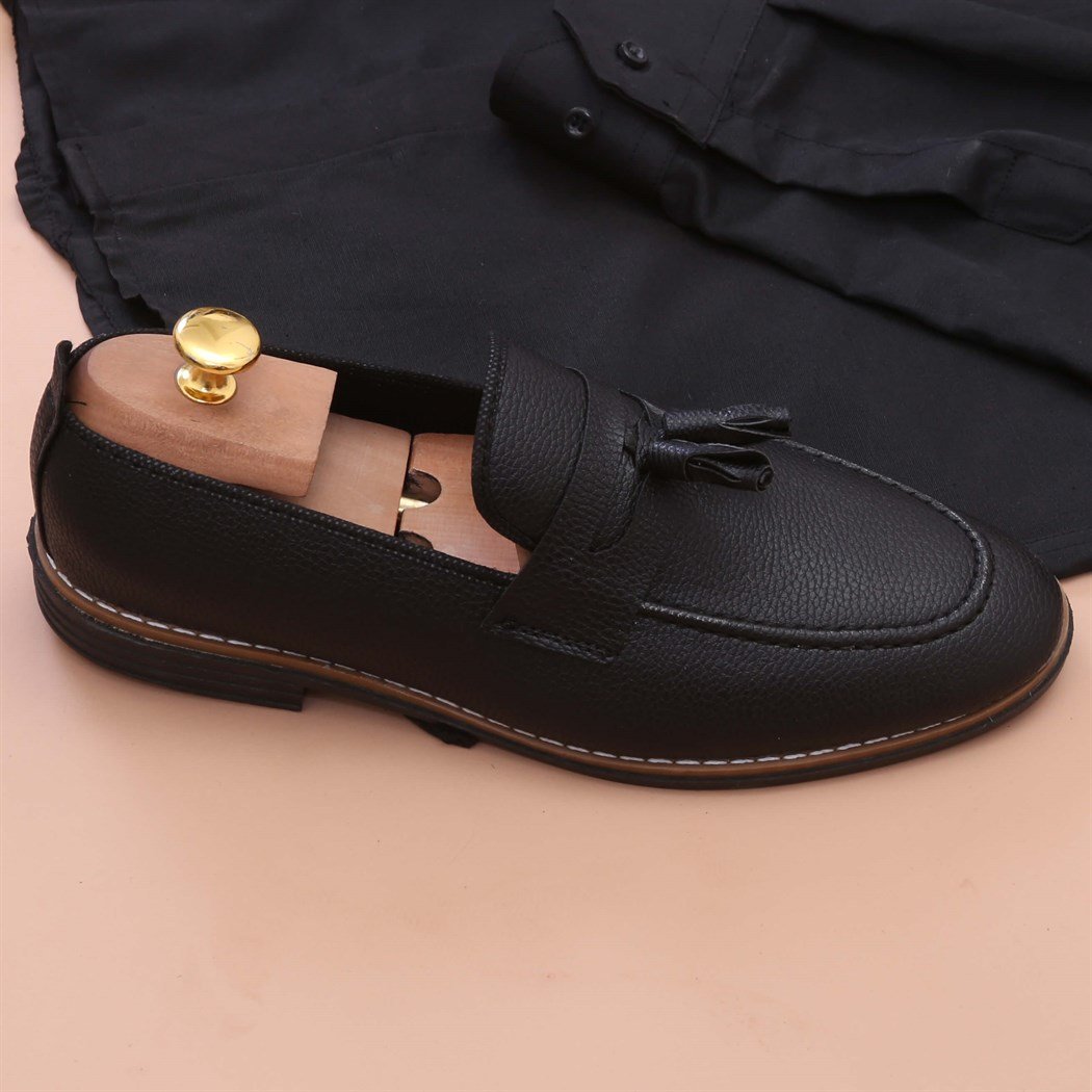 Siyah Gömlek Beyaz Ekose Pantolon Ayakkabı kombini