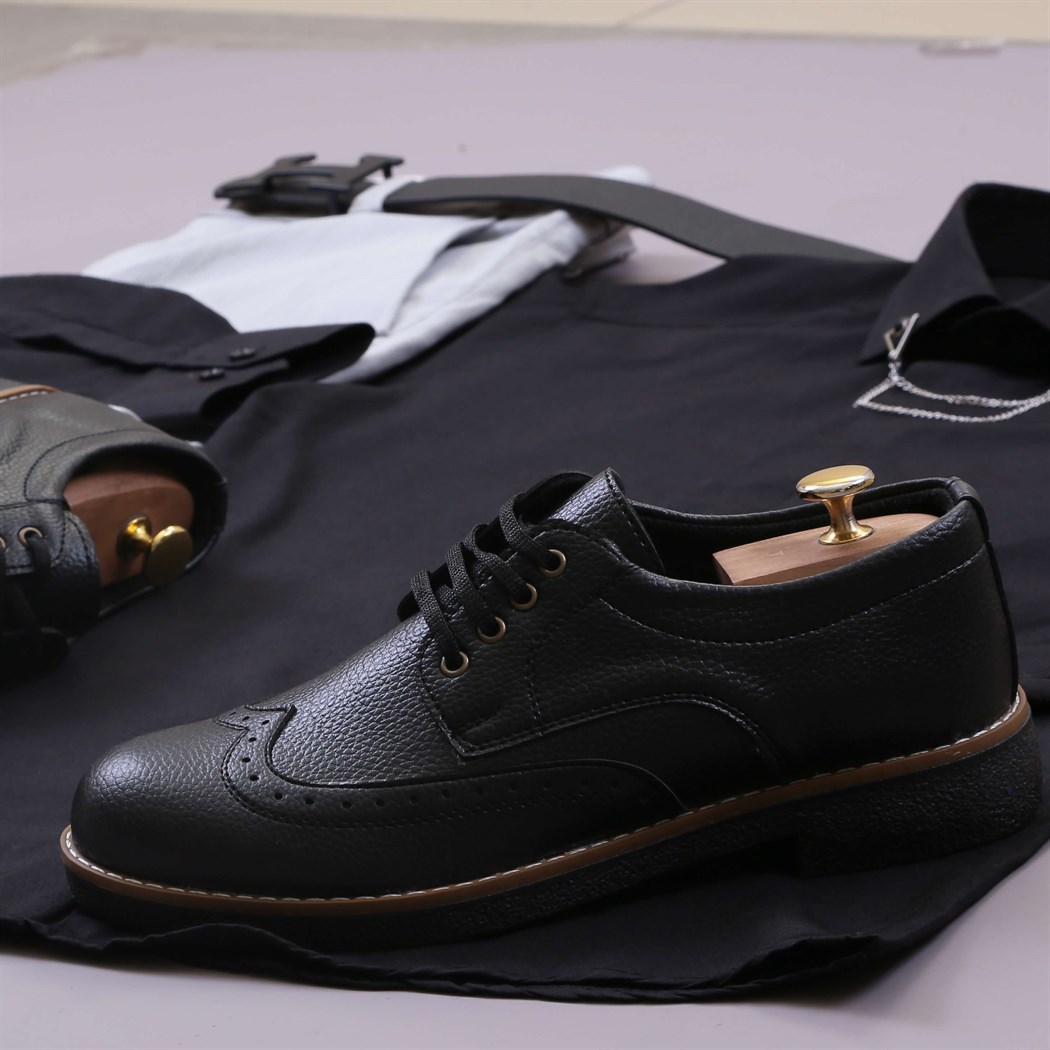 Siyah Gömlek Gri Kumaş Pantolon Ayakkabı Kombin