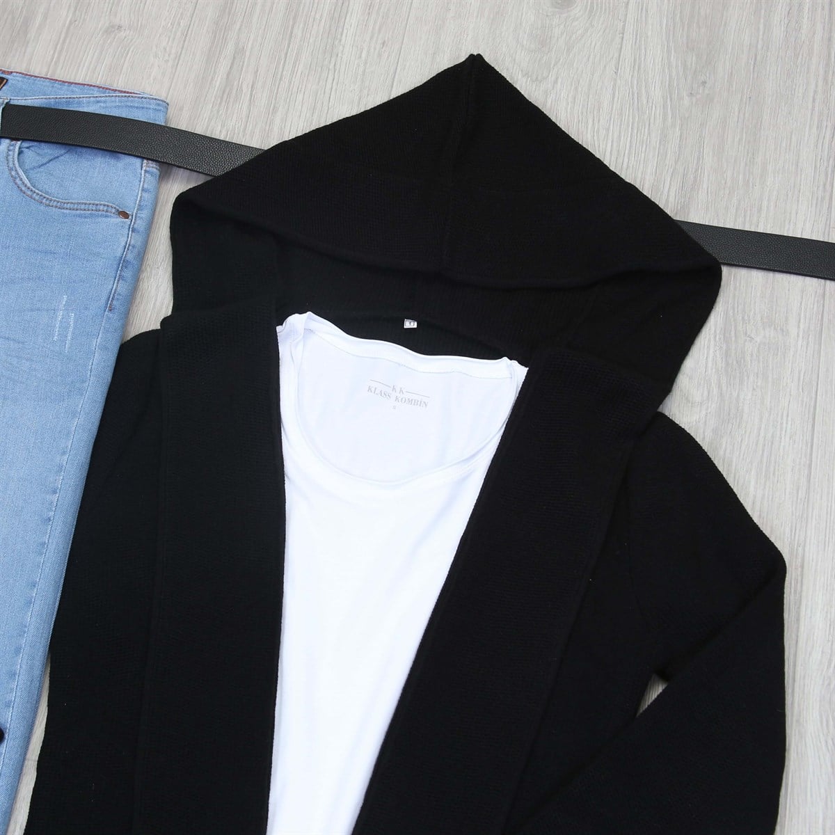 Siyah Hırka Pantolon Tişört Bot Kombini