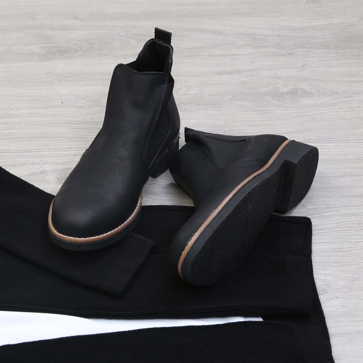 Siyah Hırka Pantolon Tişört Bot Kombini