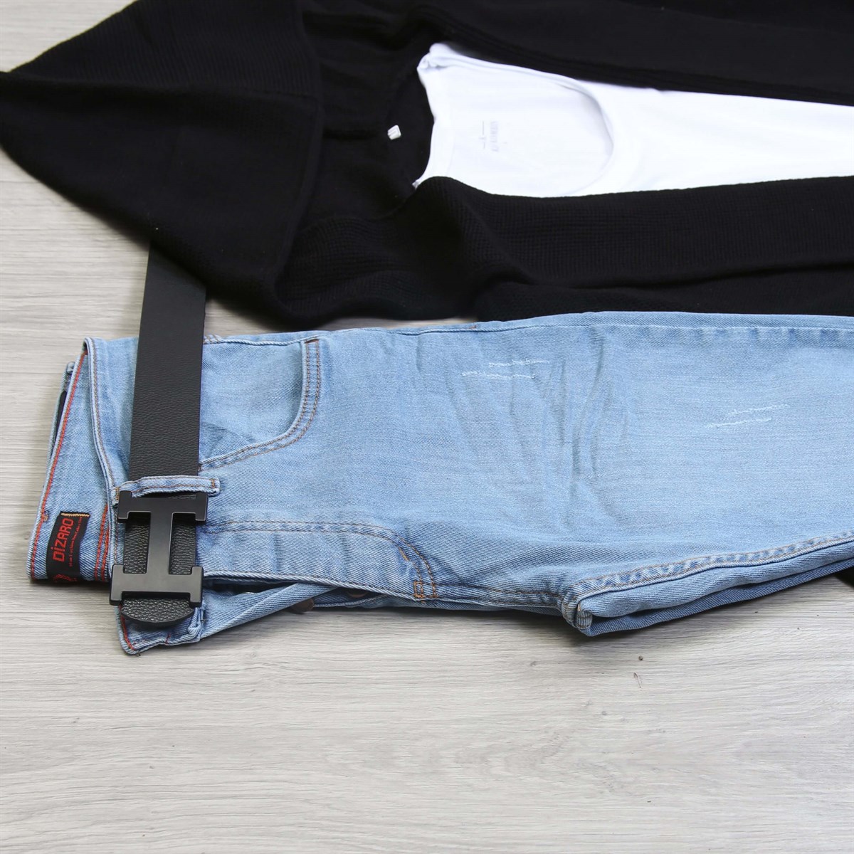 Siyah Hırka Pantolon Tişört Bot Kombini