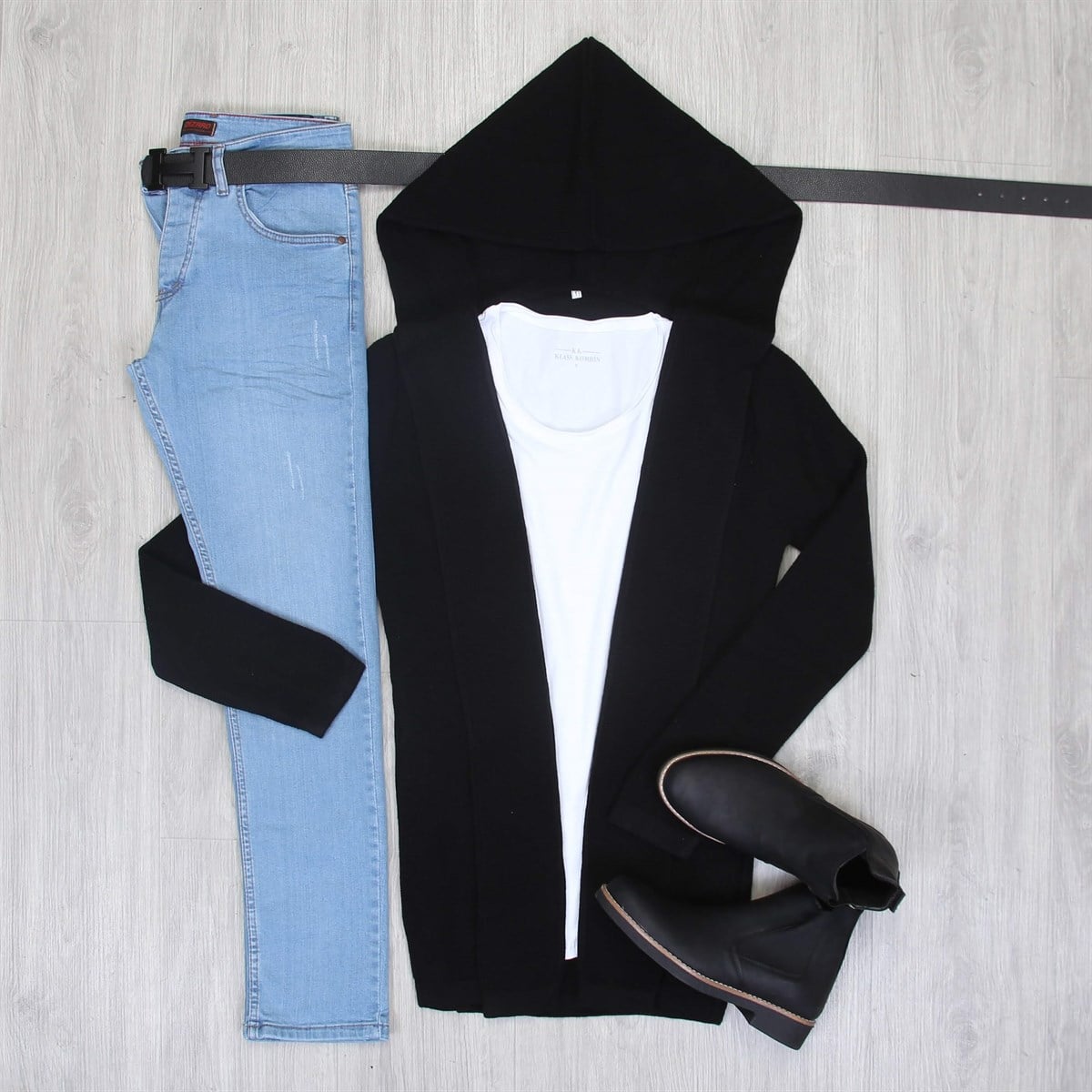 Siyah Hırka Pantolon Tişört Bot Kombini