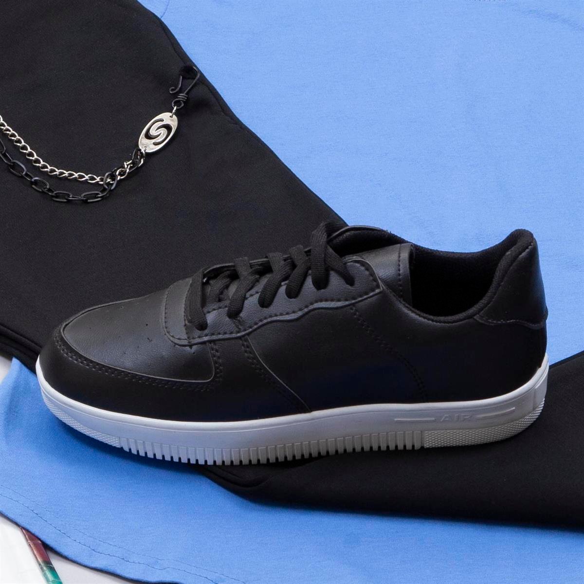 Siyah Jogger Pantolon Tişört Ayakkabı Kombin