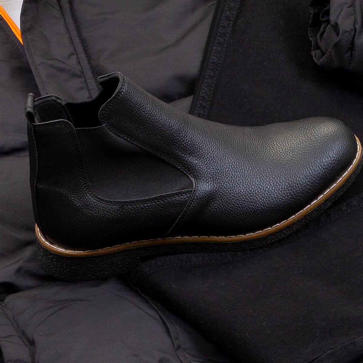 Siyah Kapşonlu Şişme Mont Boğazlı Kazak Pantolon Bot Kombin