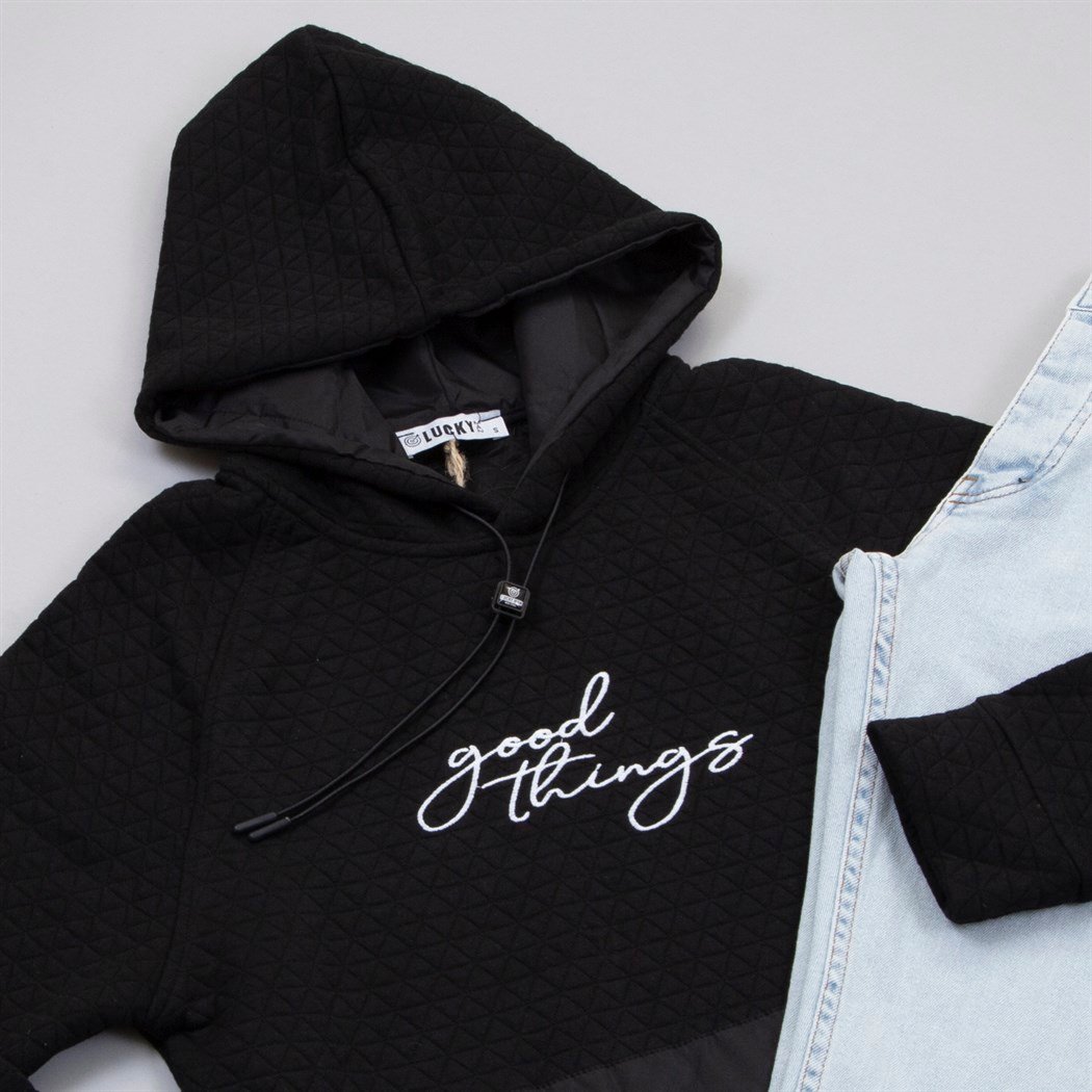 Siyah Kapşonlu Sweat Pantolon Ayakkabı Kombin