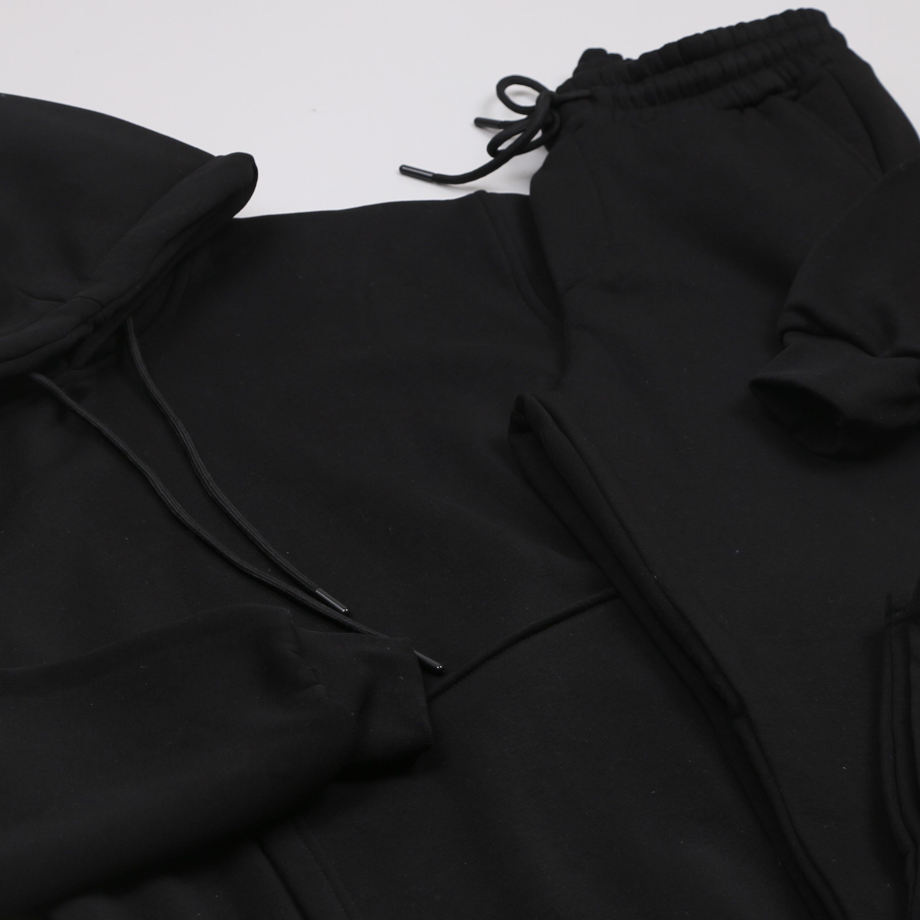 Siyah Kapşonlu Sweatshirt Eşofman Altı Ayakkabı Kombini