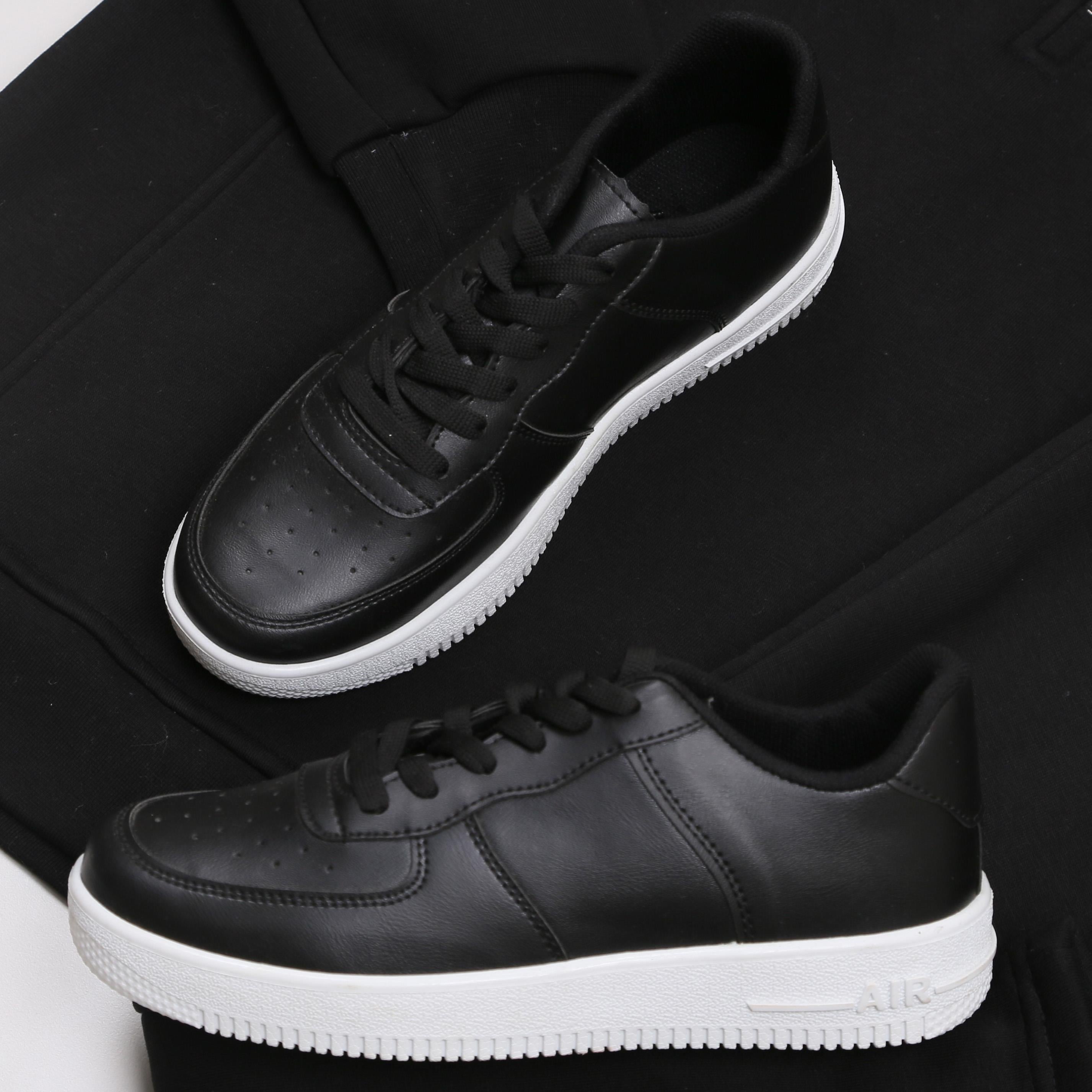 Siyah Kapşonlu Sweatshirt Eşofman Altı Ayakkabı Kombini