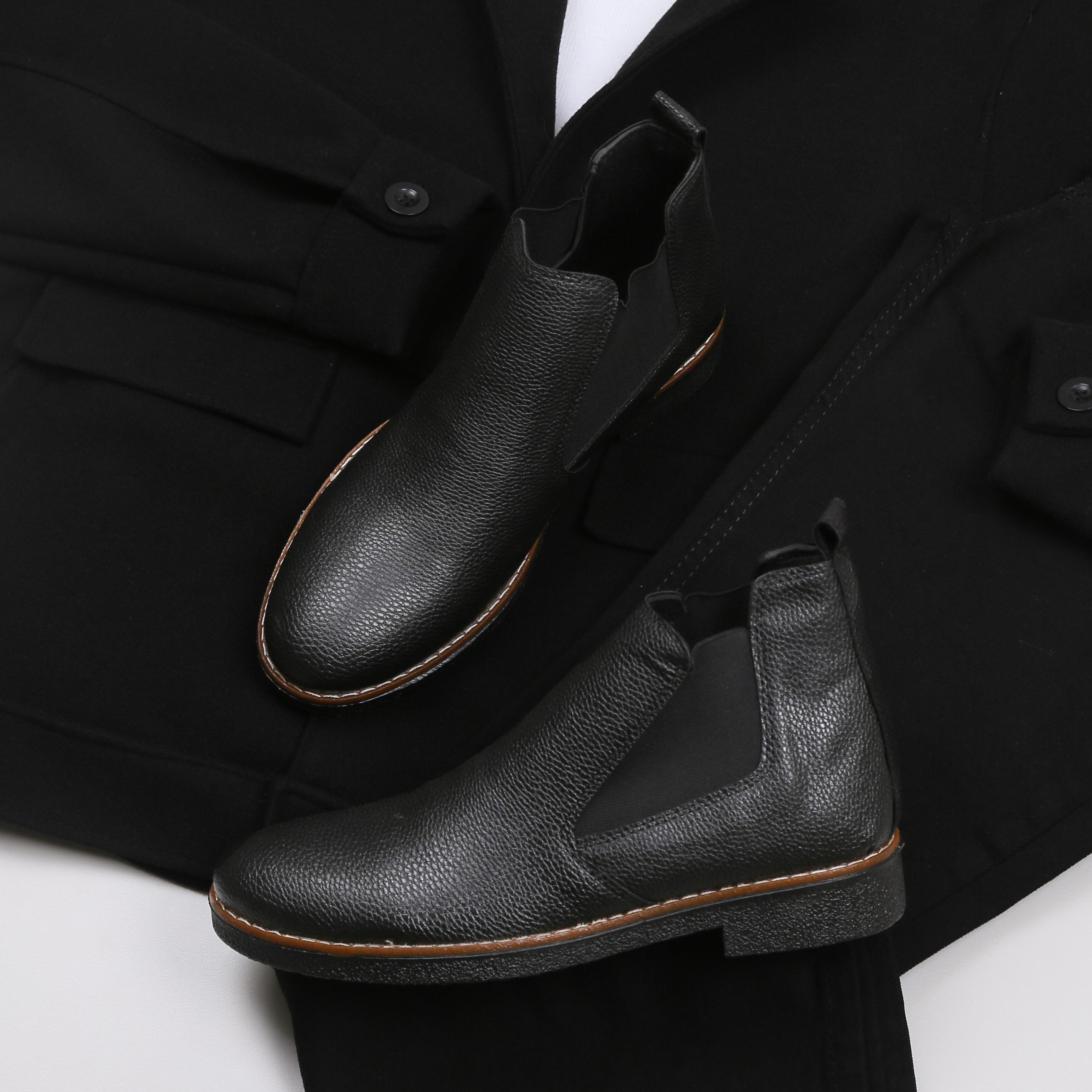 Siyah Kaşe Ceket Boğazlı Body Kot Pantolon Bot Kombini