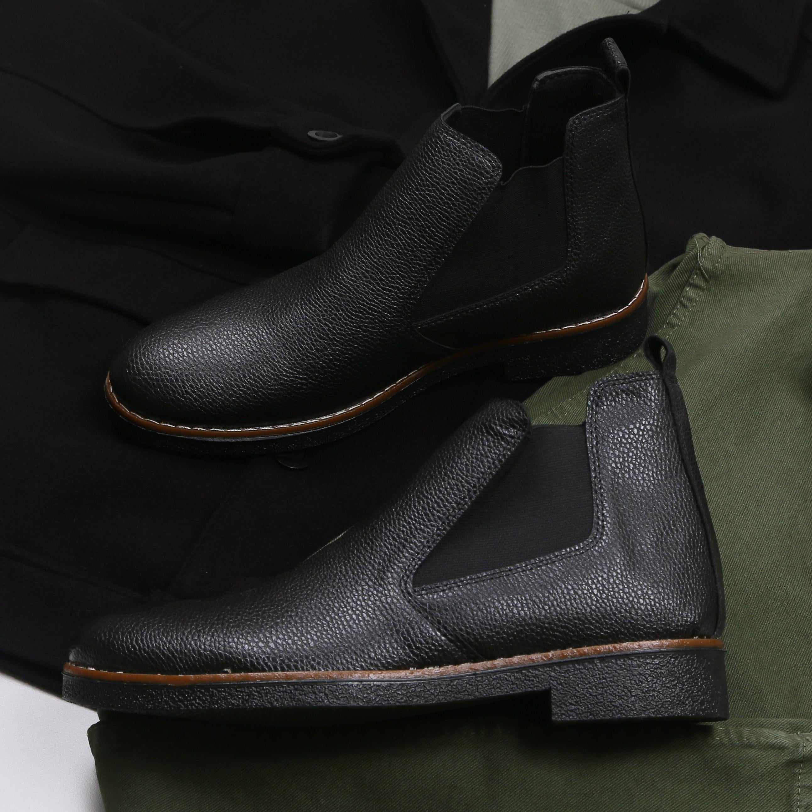 Siyah Kaşe Ceket Boğazlı Body Kot Pantolon Bot Kombini