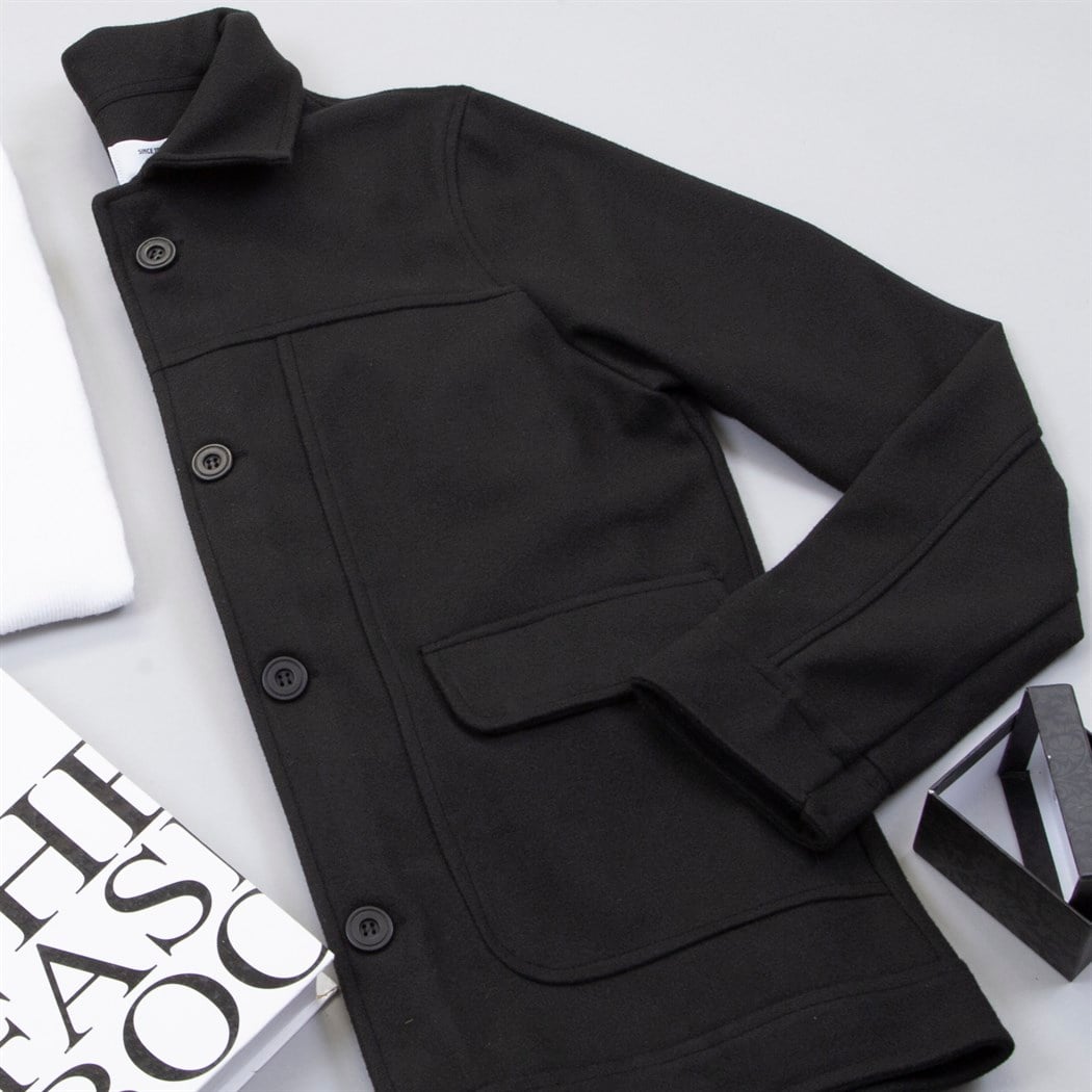 Siyah Kaşe Ceket Boğazlı Kazak Pantolon Bot Kombin