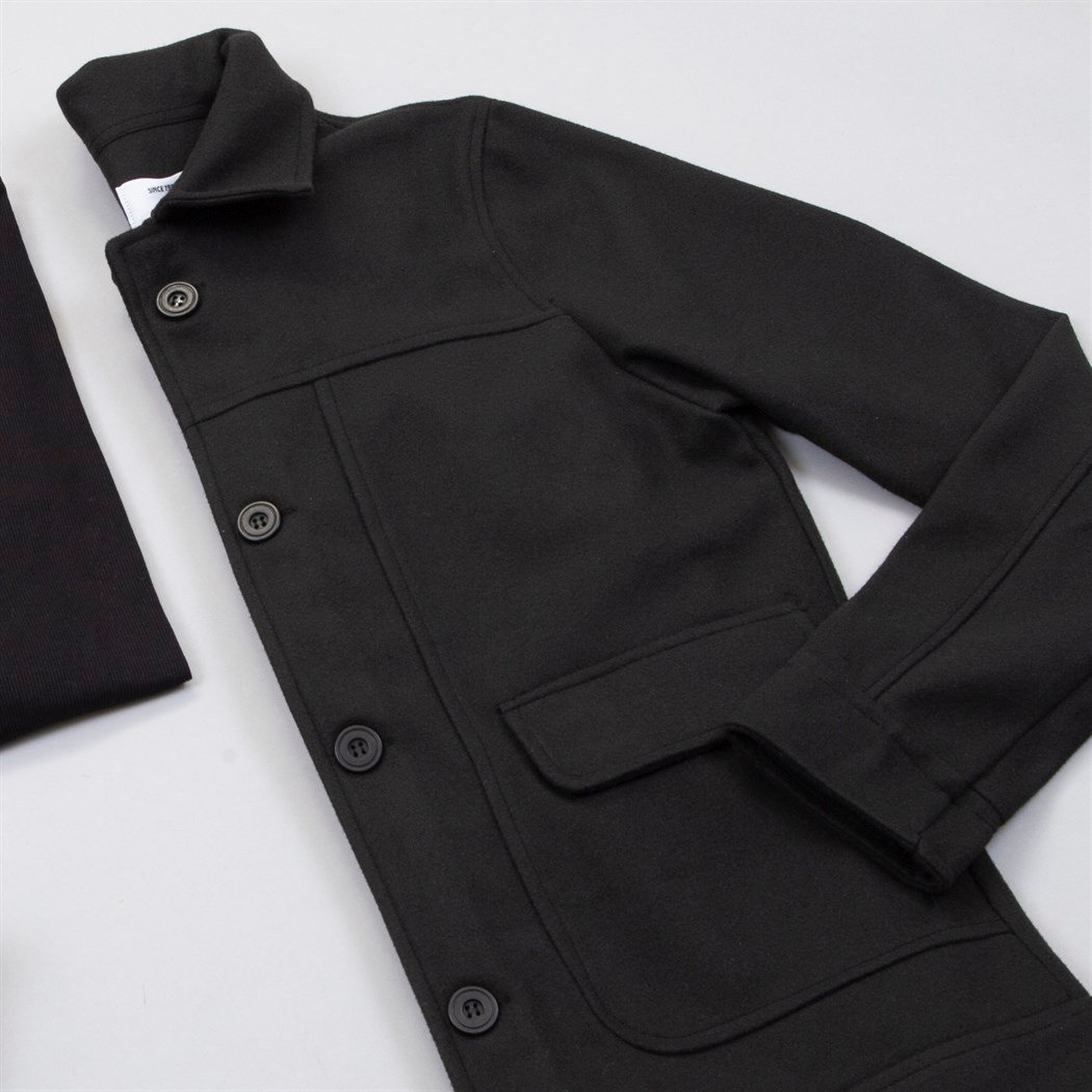 Siyah Kaşe Ceket Boğazlı Kazak Pantolon Bot Kombin