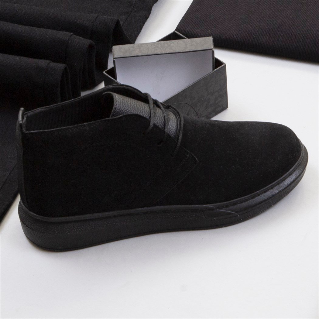 Siyah Kaşe Ceket Boğazlı Kazak Pantolon Bot Kombin