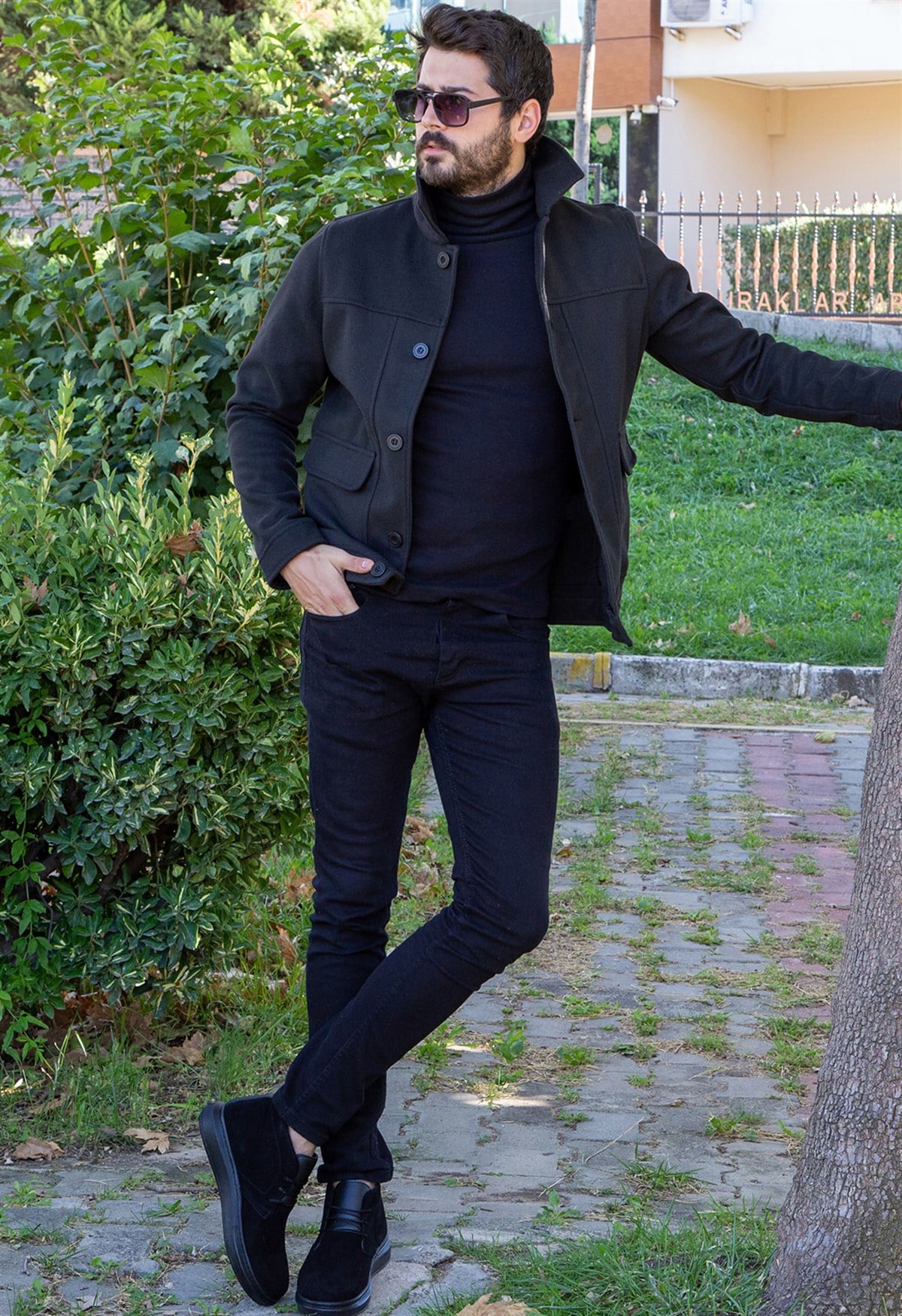 Siyah Kaşe Ceket Boğazlı Kazak Pantolon Bot Kombin