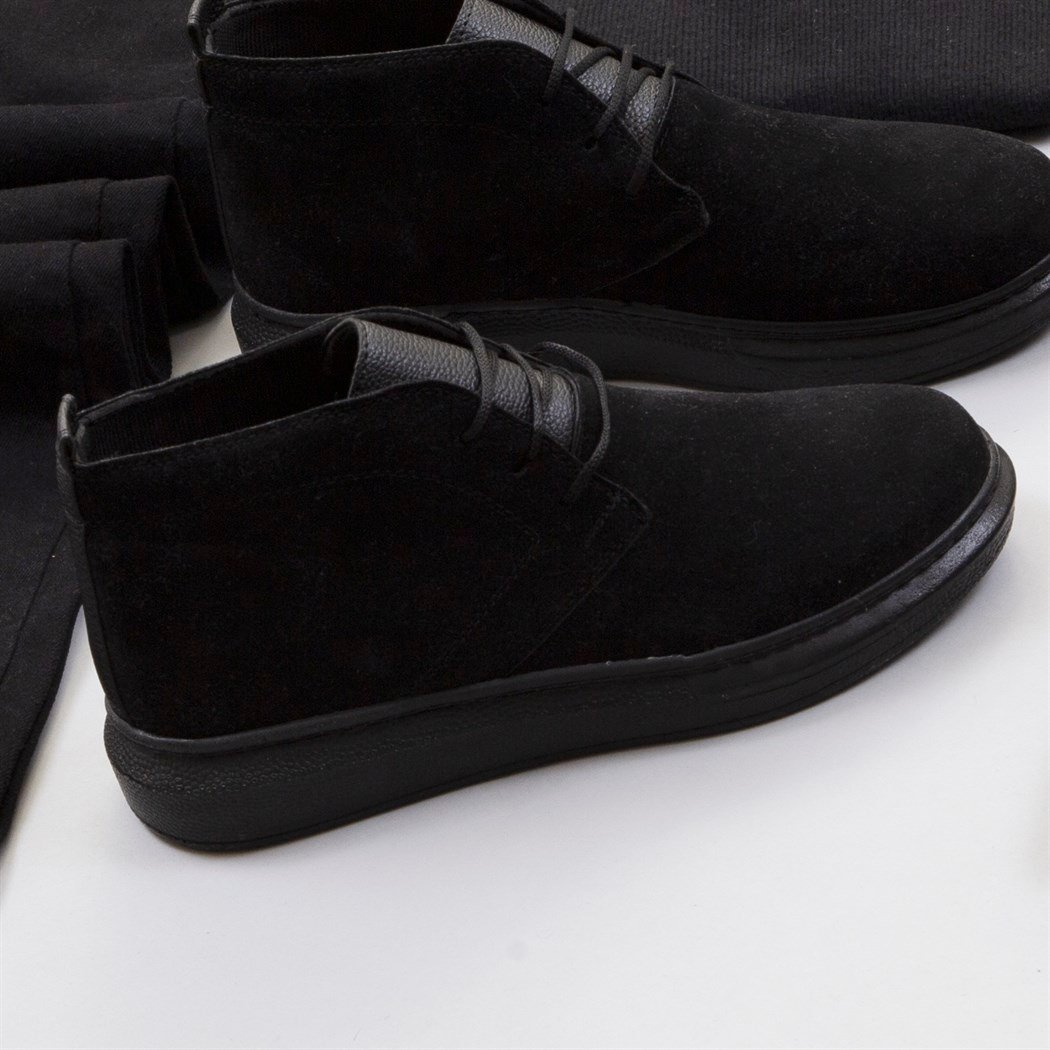 Siyah Kaşe Gömlek Boğazlı Kazak Pantolon Bot Kombin