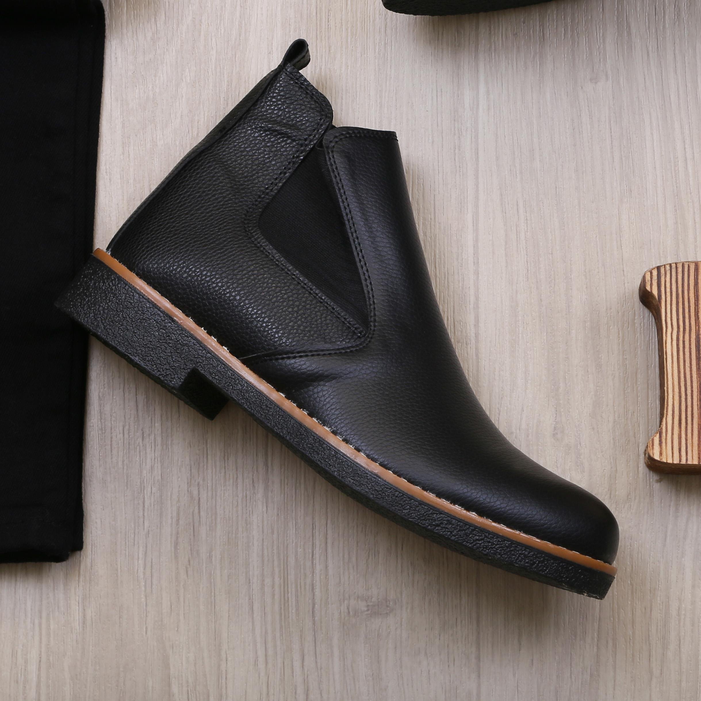 Siyah Kaşe Kaban Boğazlı Body Pantolon Bot Kombin