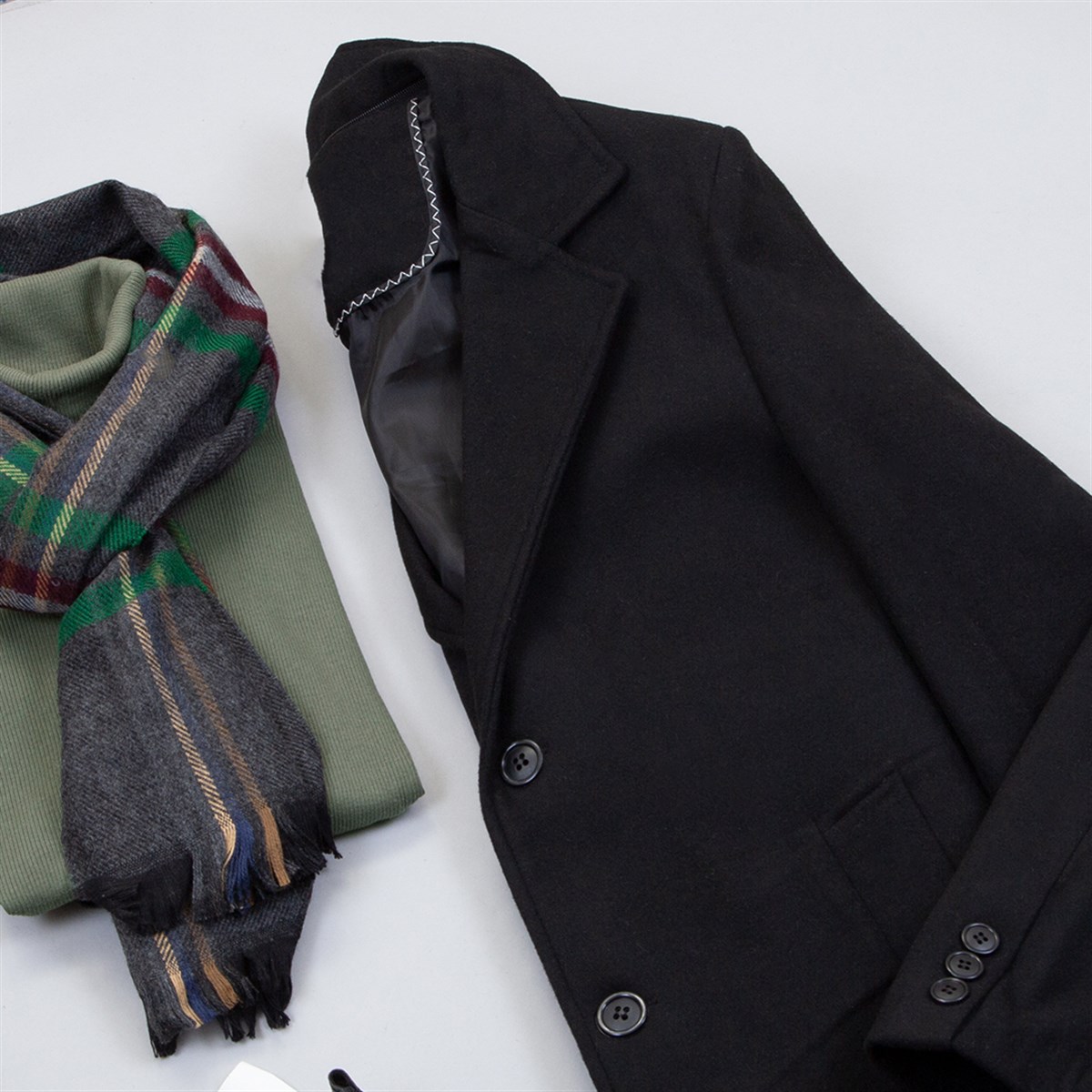 Siyah Kaşe Kaban Boğazlı Kazak Pantolon Atkı Bot Kombin